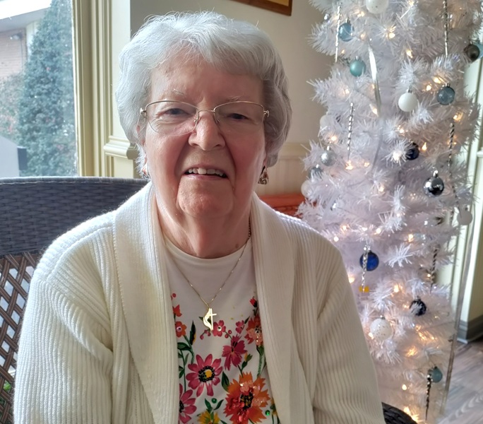 Homeland resident Dorothy Yoder next to a christmas tree