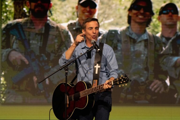 keni thomas performing music onstage